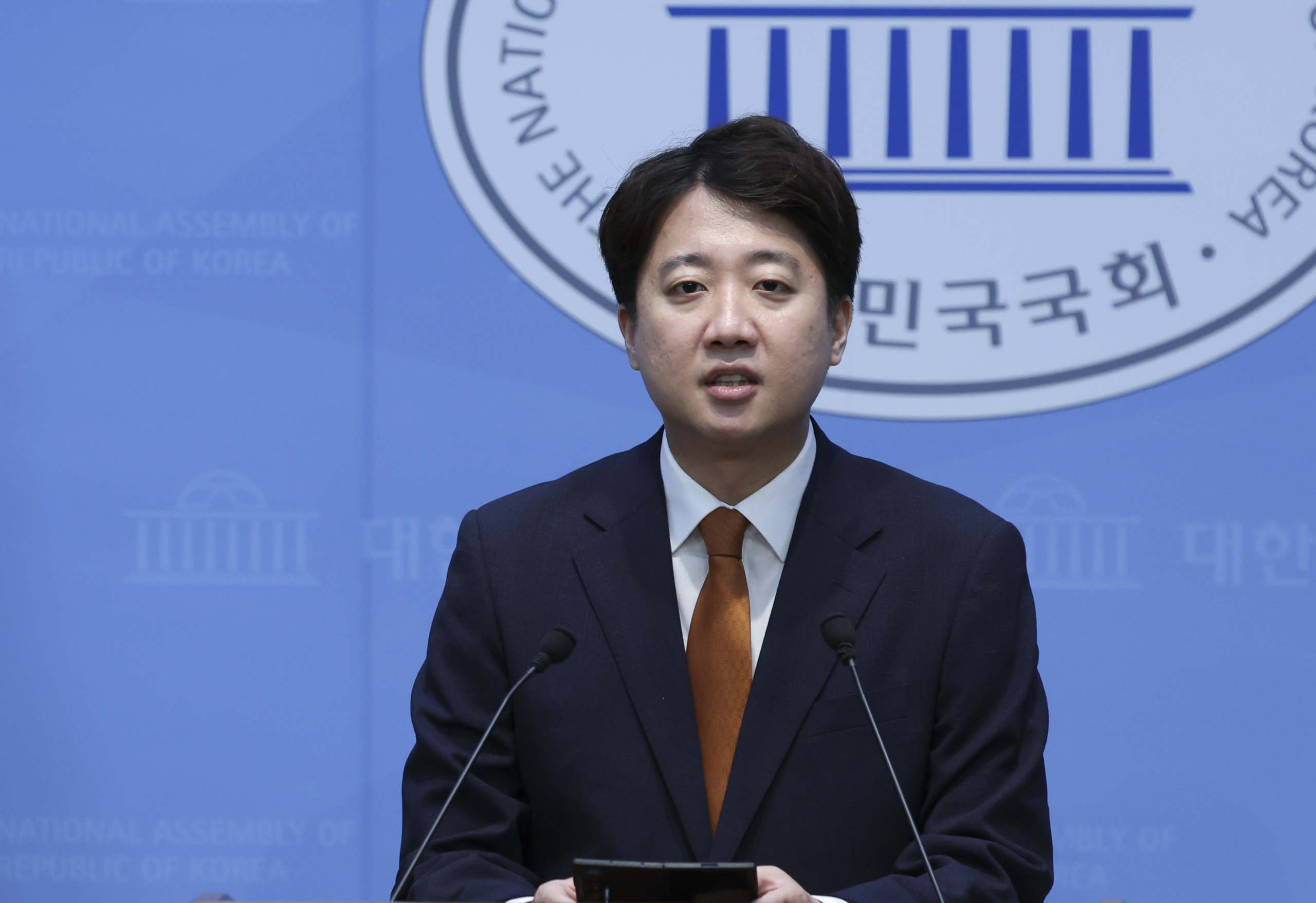 국회 소통관 기자회견장에 선 이준석 대표