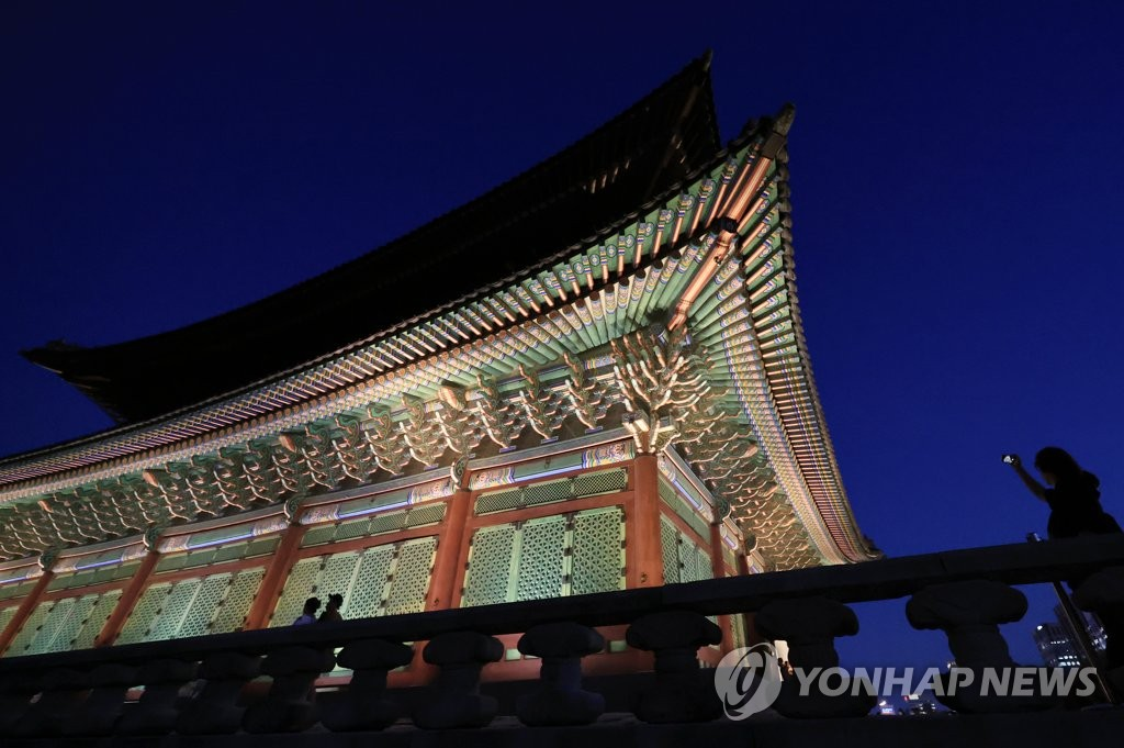 경복궁 근정전 야간관람 관람객